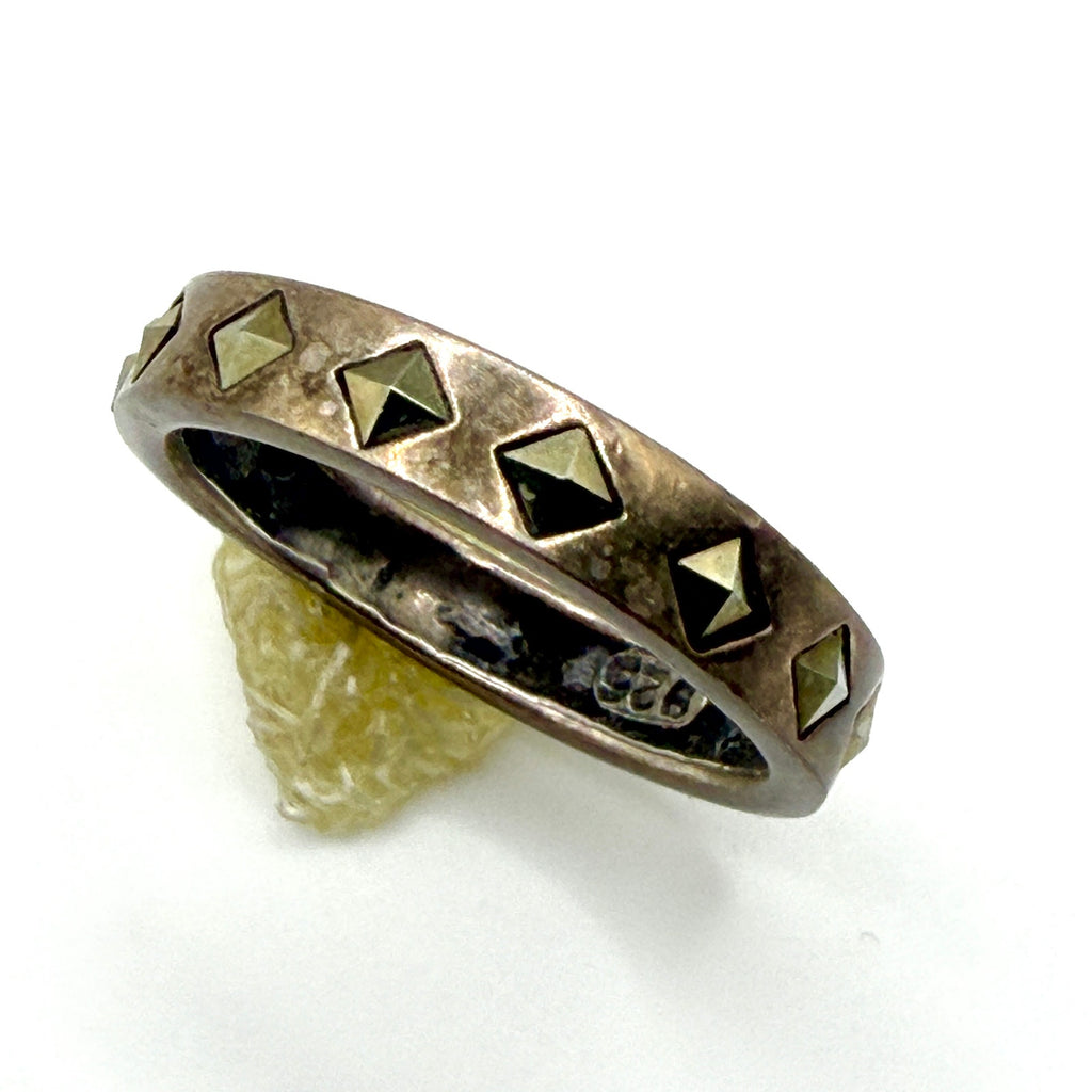 Vintage 90s Stamped Sterling Silver Pyramid Geometric Eternity Band Ring