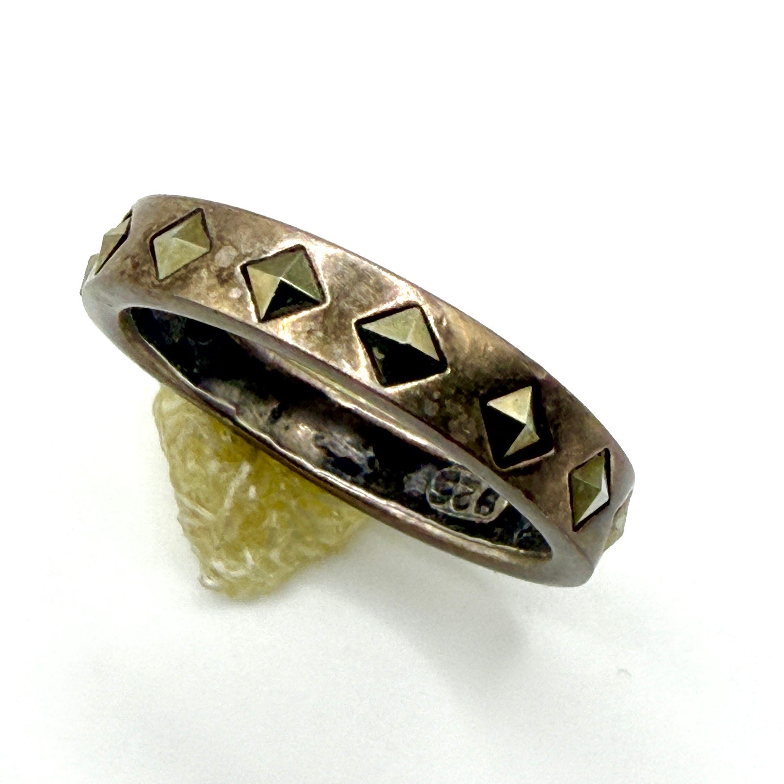 Vintage 90s Stamped Sterling Silver Pyramid Geometric Eternity Band Ring