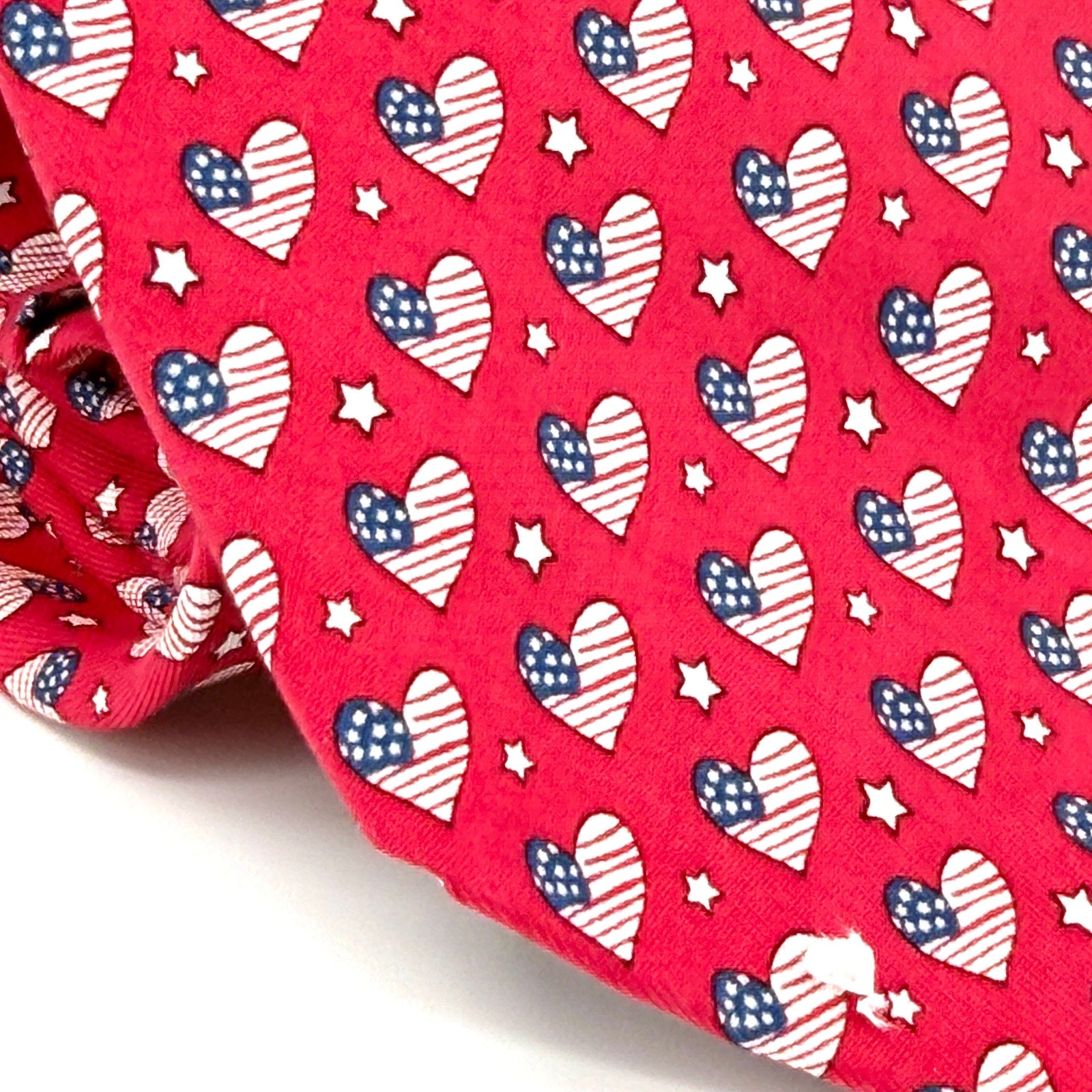Vintage Y2K Vineyard Vines Red 100% Silk Patriotic USO Heart Necktie